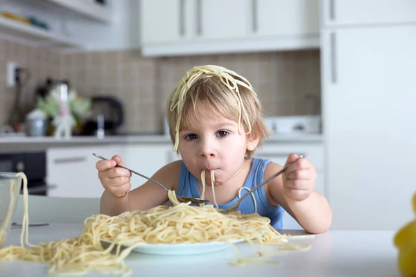 Kleiner Blonder Junge Kleinkind Mittags Spaghetti Essen Und Hause Der — Stockfoto