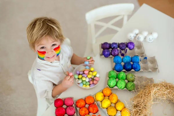 漂亮的金发碧眼的孩子 蹒跚学步的男孩 在家里和妈妈一起画复活节彩蛋 用彩虹色做复活节花环 — 图库照片