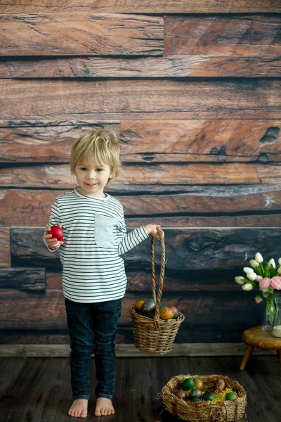 Сладкий Ребенок Симпатичный Мальчик Играющий Крашеными Яйцами Съедобками Студийный Снимок — стоковое фото