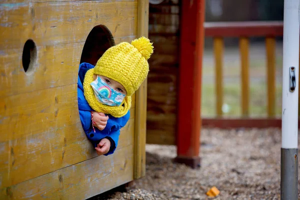 Små Barn Pojke Bär Medicinsk Mask Medan Liten Promenad Covid — Stockfoto