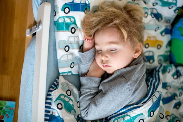 Μικρό Μικρό Παιδί Χαριτωμένο Ξανθό Αγόρι Κοιμάται Στο Κρεβάτι Του — Φωτογραφία Αρχείου