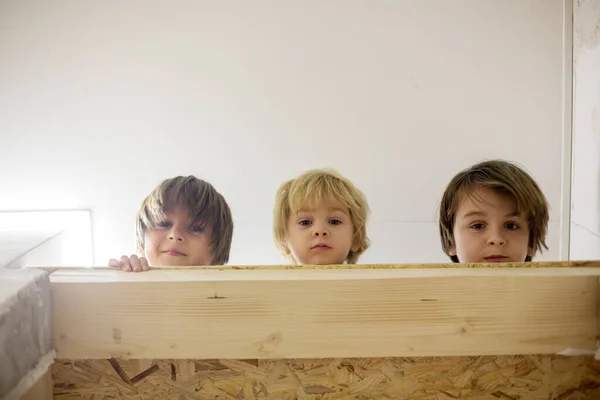 Троє Дітей Брати Хлопчики Лежали Вузькому Проміжку Над Дверима Вдома — стокове фото