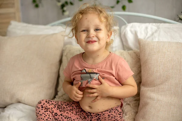 Μικρό Κοριτσάκι Ανεμοβλογιά Στο Κρεβάτι Παίζει Στο Σπίτι Απομόνωση Καραντίνας — Φωτογραφία Αρχείου