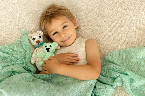 Kleines Kleinkind Süßes Kind Mit Gestricktem Kleinen Niedlichen Tierspielzeug Bett — Stockfoto