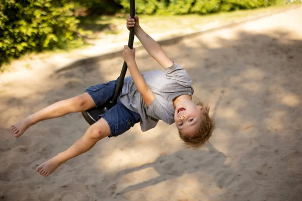 Criança Bonito Brincando Playground Menino Jogando Verão — Fotografia de Stock