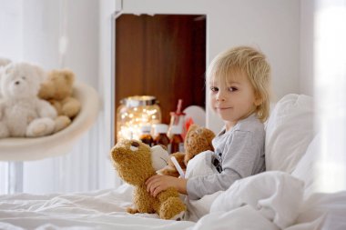 Hasta çocuk, küçük çocuk ateşler içinde yatıp dinleniyor.