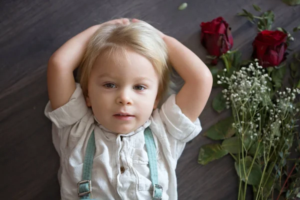 Όμορφο Μικρό Αγόρι Κρατώντας Κόκκινα Τριαντάφυλλα Δώρο Για Την Ημέρα — Φωτογραφία Αρχείου