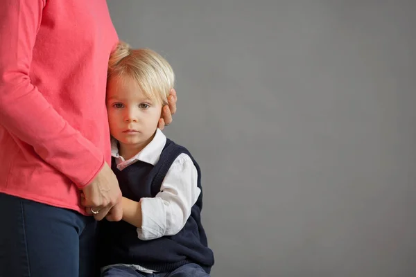Smutné Dítě Chlapec Objímající Svou Matku Doma Izolovaný Obraz Kopírovací — Stock fotografie