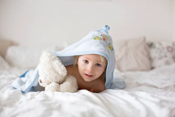 Netter Kleiner Blonder Junge Entspannt Sich Bett Nach Dem Bad — Stockfoto