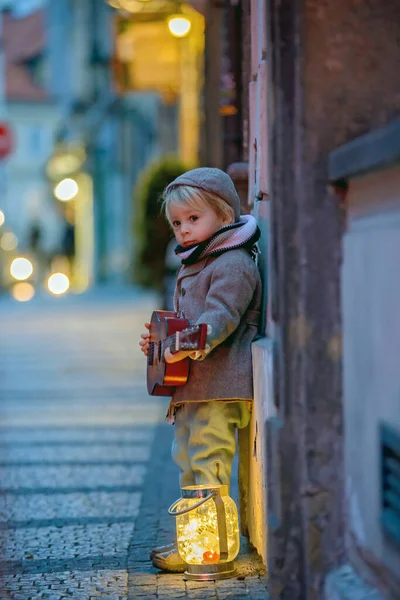 Tatlı Çocuk Gece Şehirde Oyuncak Işıklarıyla Gitar Çalıyor — Stok fotoğraf