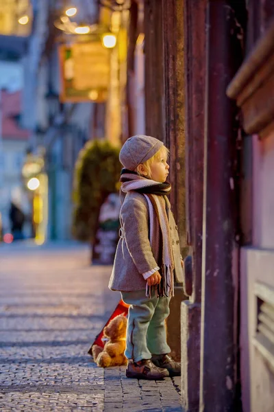 Dolce Bambino Ragazzo Suonare Chitarra Notte Città Con Orsacchiotto Giocattolo — Foto Stock