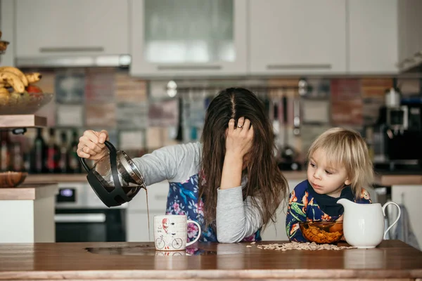 Zmęczona Matka Próbująca Rano Nalać Kawy Kobieta Leżąca Stole Kuchennym — Zdjęcie stockowe