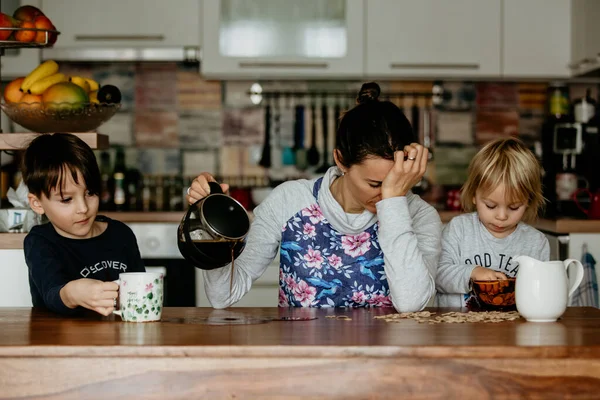 Madre Stanca Cerca Versare Caffe Mattino Donna Sdraiata Sul Tavolo — Foto Stock