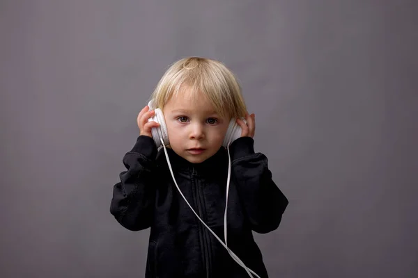 Dulce Niño Chico Suéter Negro Escuchando Música Fondo Aislado —  Fotos de Stock