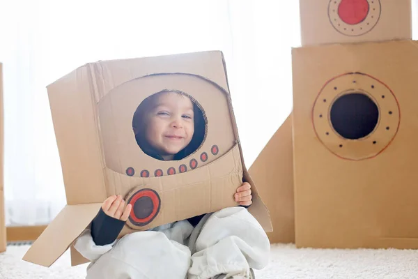 Tatlı Çocuk Astronot Gibi Giyinmiş Evde Karton Roket Kutudan Yapılmış — Stok fotoğraf