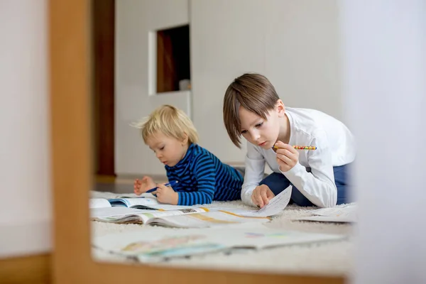 Kind Hausaufgaben Auf Dem Fußboden Hause Machen Während Unter Quarantäne — Stockfoto