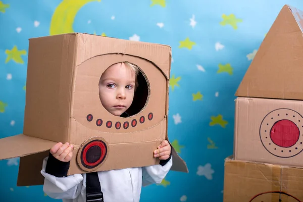 Anak Laki Laki Manis Berpakaian Sebagai Astronot Bermain Rumah Dengan — Stok Foto