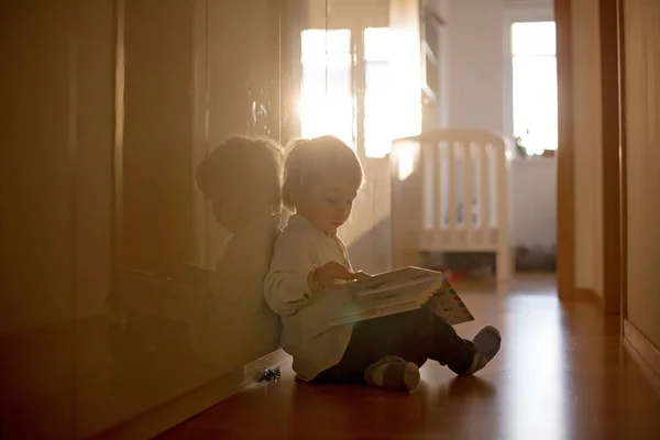 Красивий Маленький Блондин Лежачи Підлозі Вдома Залі Читаючи Книгу Красиве — стокове фото