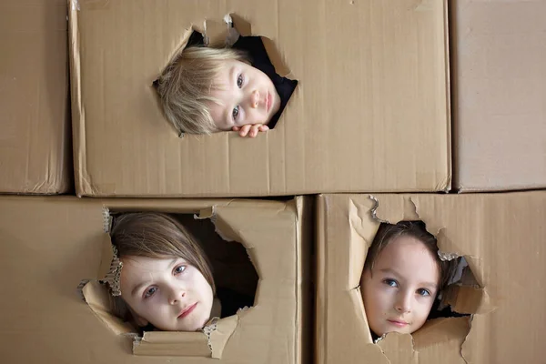 Милые Дети Братья Прячущиеся Картонной Коробке Выглядывающие Изолированные Грустные Дети — стоковое фото