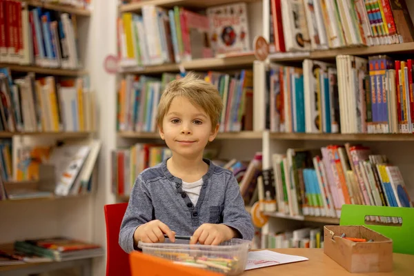 Чарівна Дитина Хлопчик Сидить Бібліотеці Читає Книгу Вибирає Позичити Дитина — стокове фото