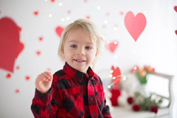 Niedliche Blonde Kleinkind Junge Hält Schachtel Herzform Und Rosen Blumen — Stockfoto