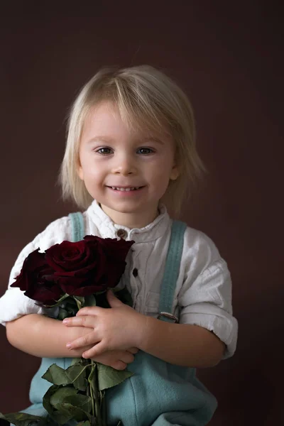 Menino Criança Bonita Segurando Rosas Vermelhas Como Presente Para Dia — Fotografia de Stock