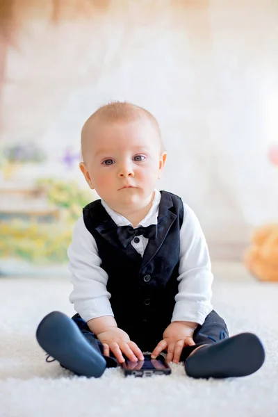 Bonito Menino Criança Vestido Casual Inteligente Brincando Com Pouco Coelho — Fotografia de Stock