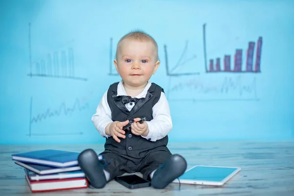 Niedliche Kleinkind Junge Gekleidet Anzug Und Schleife Telefonieren Und Spielen — Stockfoto