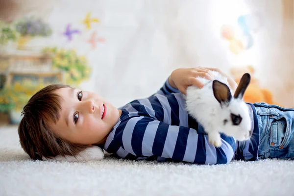 Lindo Niño Pequeño Vestido Elegante Casual Jugando Con Pequeño Conejo —  Fotos de Stock