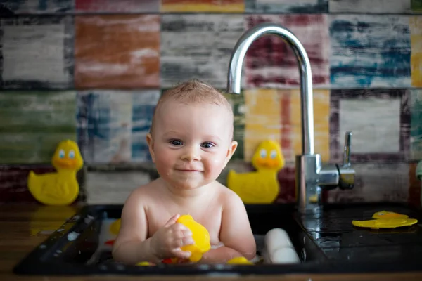 Lindo Bebé Sonriente Tomando Baño Fregadero Cocina Niño Jugando Con —  Fotos de Stock