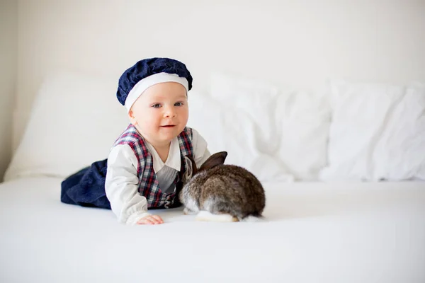 Sød Baby Dreng Klædt Smart Afslappet Tøj Leger Med Lille - Stock-foto