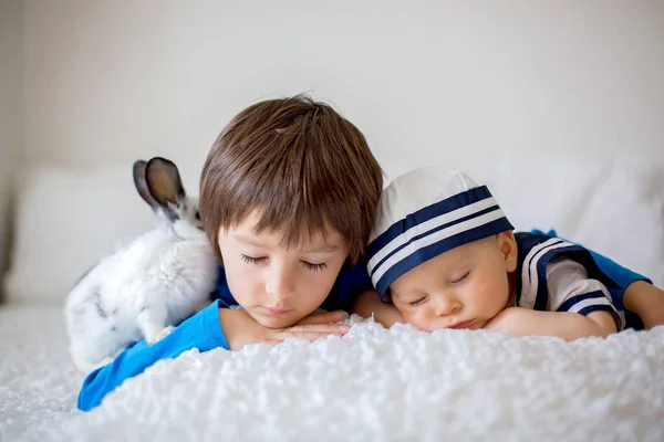 Lindo Bebé Niño Vestido Con Ropa Marina Durmiendo Con Hermano — Foto de Stock