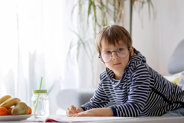 Förskola Barn Med Glasögon Skriver Läxor Hemma Soligt Vardagsrum — Stockfoto