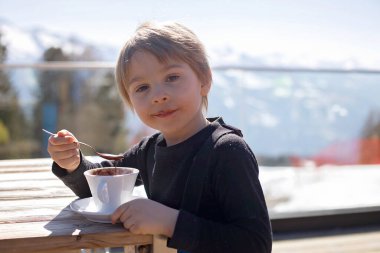 Mutlu aile, çocuklarla kayak tatili, açık havada güneşli güzel hava.