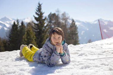 Mutlu aile, çocuklarla kayak tatili, açık havada güneşli güzel hava.