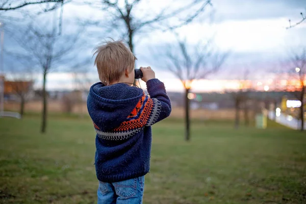Çocuk Dürbünle Gün Batımını Seyrediyor — Stok fotoğraf