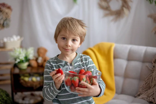 かわいい就学前の子供 男の子 家でイチゴを食べる — ストック写真