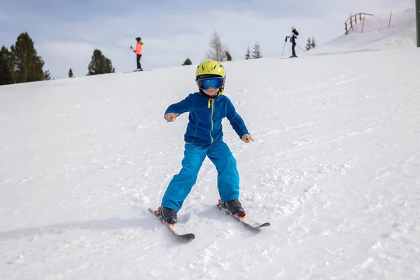 快乐的家庭 与孩子们一起享受滑雪度假 户外阳光灿烂的天气 — 图库照片