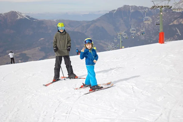 Glückliche Familie Genussvoller Skiurlaub Mit Kindern Sonniges Schönes Wetter Freien — Stockfoto