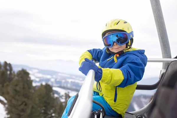 Bonne Famille Vacances Ski Avec Les Enfants Beau Temps Ensoleillé — Photo