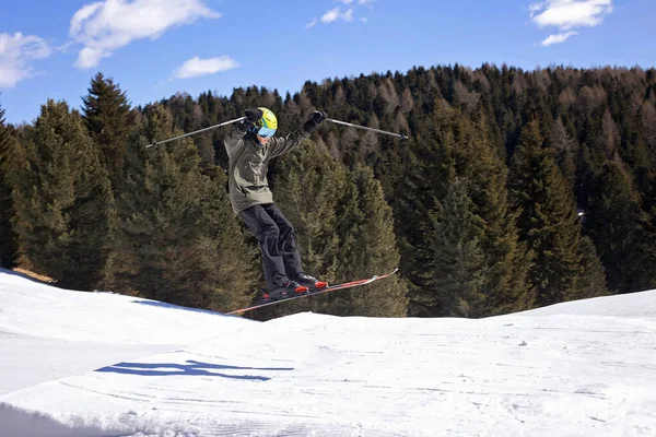 Bonne Famille Vacances Ski Avec Les Enfants Beau Temps Ensoleillé — Photo