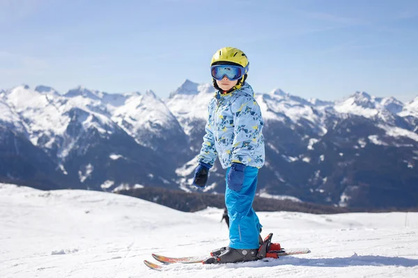 Família Feliz Desfrutando Férias Esqui Com Crianças Tempo Bonito Ensolarado — Fotografia de Stock