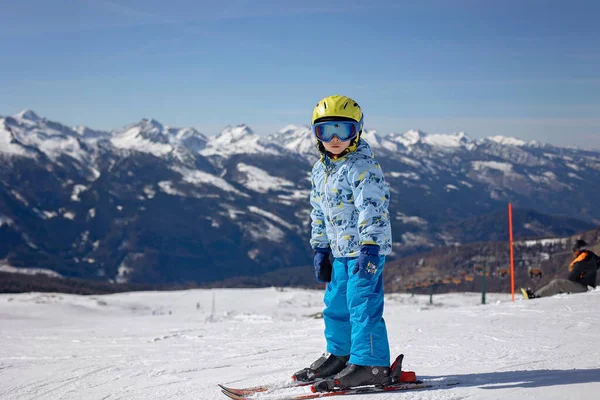 Familia Feliz Disfrutar Vacaciones Esquí Con Los Niños Sol Hermoso —  Fotos de Stock