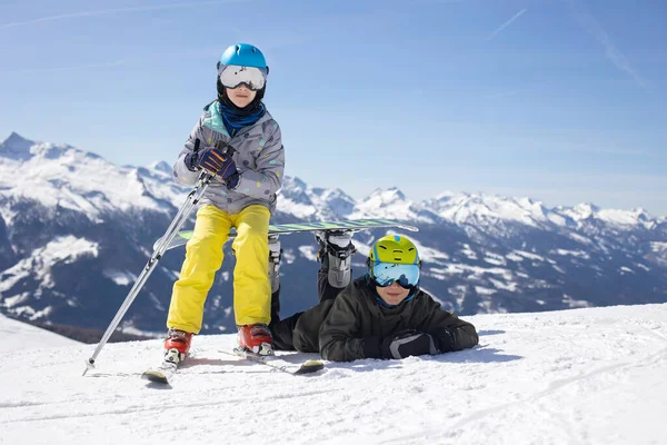 Famiglia Felice Godendo Vacanza Sugli Sci Con Bambini Bel Tempo — Foto Stock