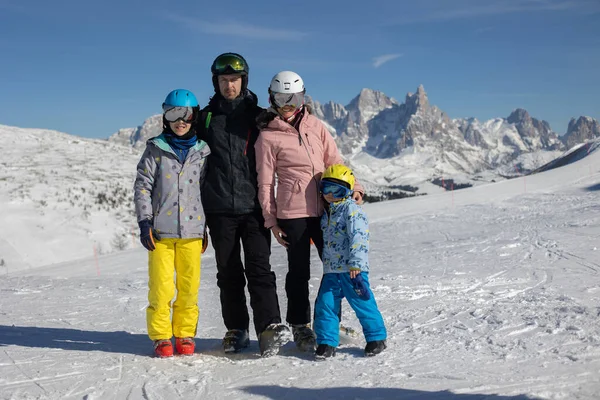 Χαρούμενη Οικογένεια Απολαμβάνοντας Τις Διακοπές Σκι Παιδιά Ηλιόλουστο Όμορφο Καιρό — Φωτογραφία Αρχείου