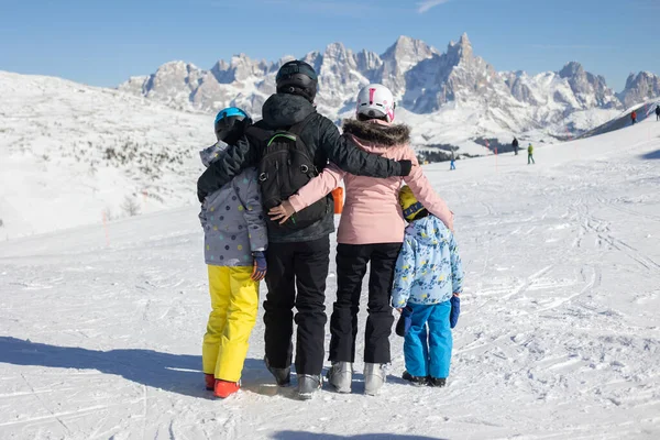 Gelukkig Gezin Skivakantie Met Kinderen Zonnig Mooi Weer Buiten — Stockfoto
