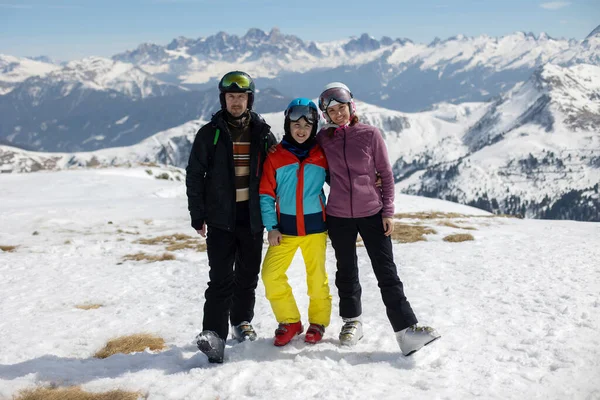 Famiglia Felice Godendo Vacanza Sugli Sci Con Bambini Bel Tempo — Foto Stock