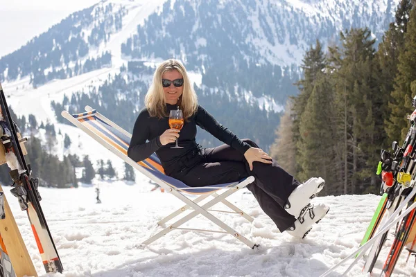 幸せな家族 子供たちとスキー休暇を楽しんで 天気の良い日に屋外で 人々は晴れた日にアペロールスプリッツを飲む — ストック写真