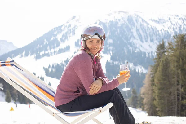 Gelukkig Gezin Skivakantie Met Kinderen Zonnig Mooi Weer Buiten Aperol — Stockfoto
