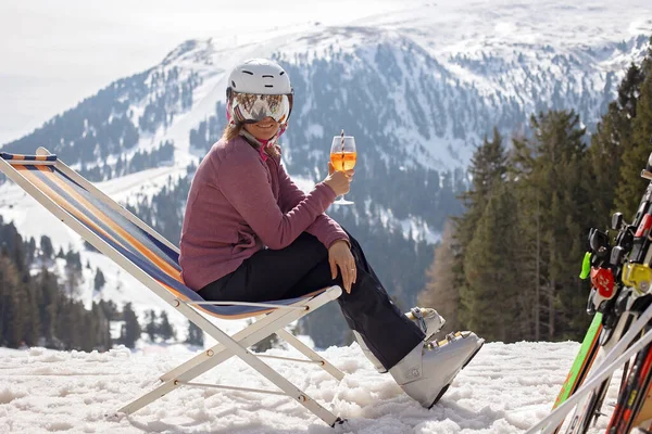 Gelukkig Gezin Skivakantie Met Kinderen Zonnig Mooi Weer Buiten Aperol — Stockfoto
